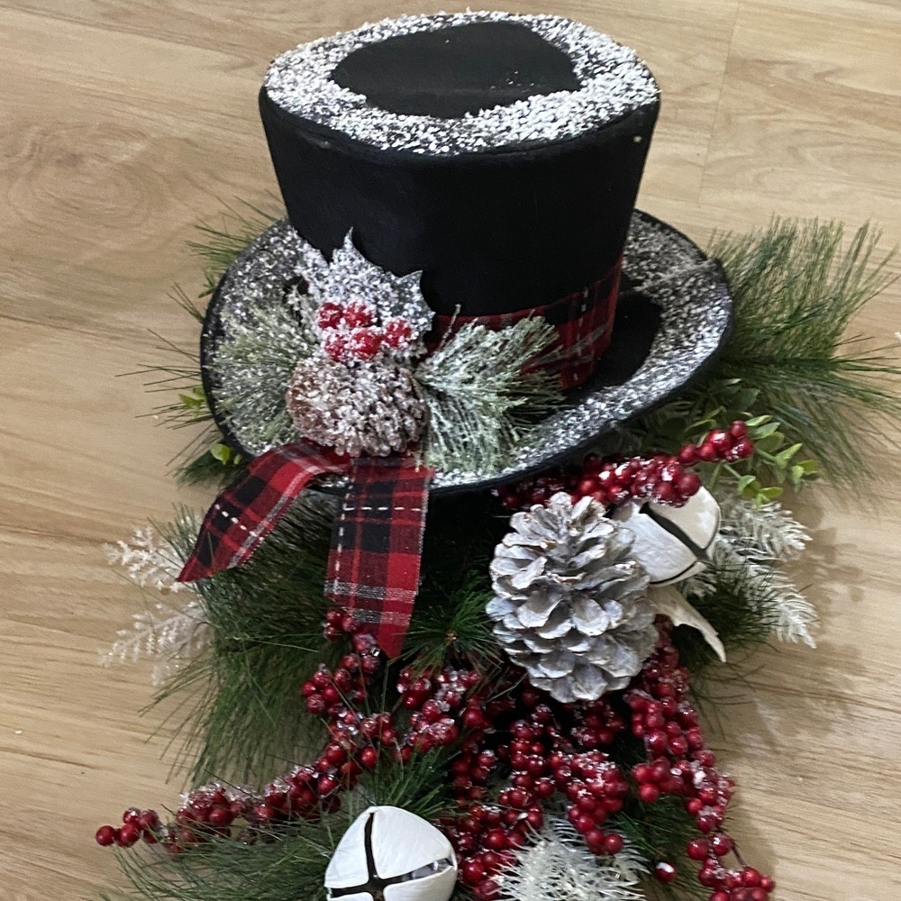 Festive Black Top Hat Christmas Holiday wreath swag decoration - Picture 3 of 3